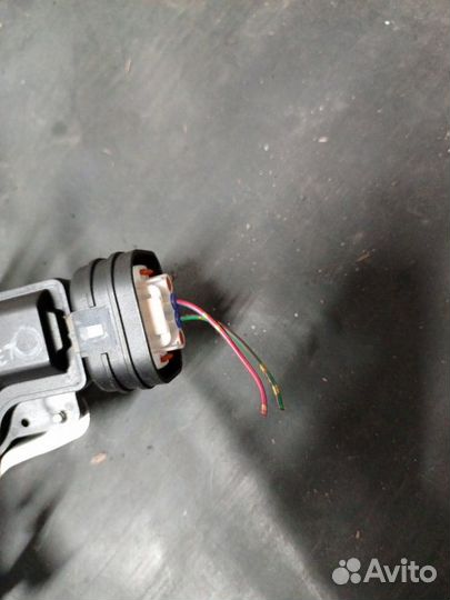 Замок двери прав. зад. nissan serena