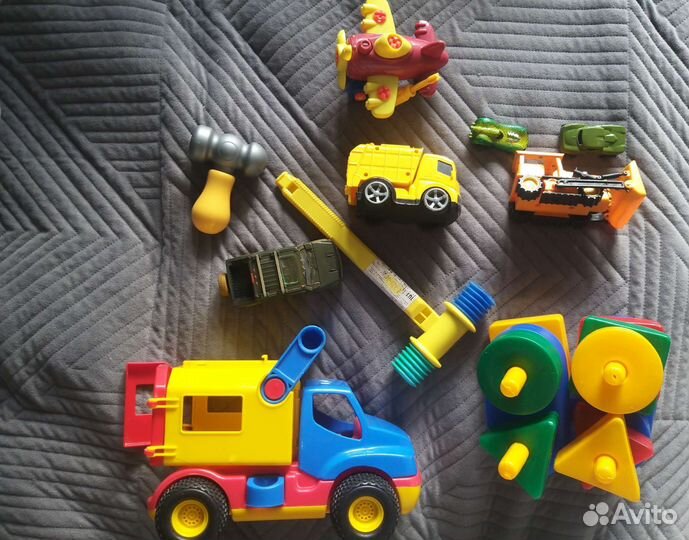 Пакетом игрушки для мальчика