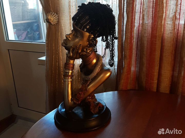 Фигурка африканки