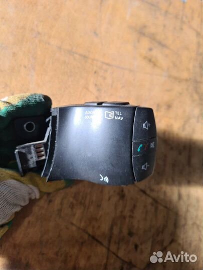 Кнопка управления магнитолой на руль Renault