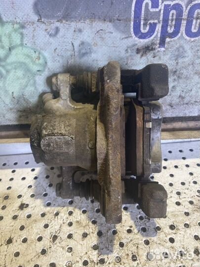 Суппорт тормозной задний левый Toyota Camry