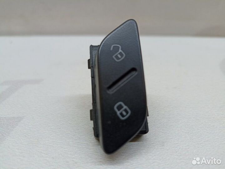 Кнопка центрального замка Volkswagen Jetta A6 cfna