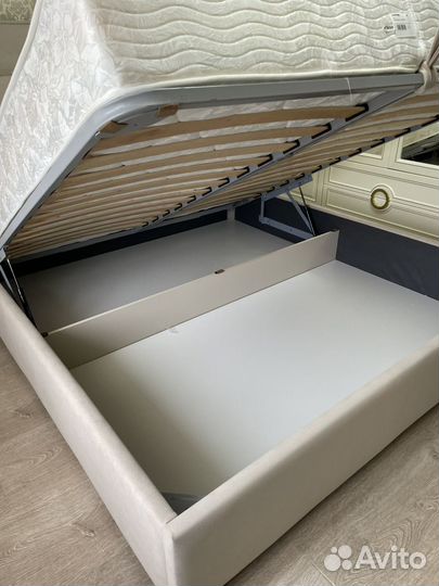 Кровать двухспальная новое