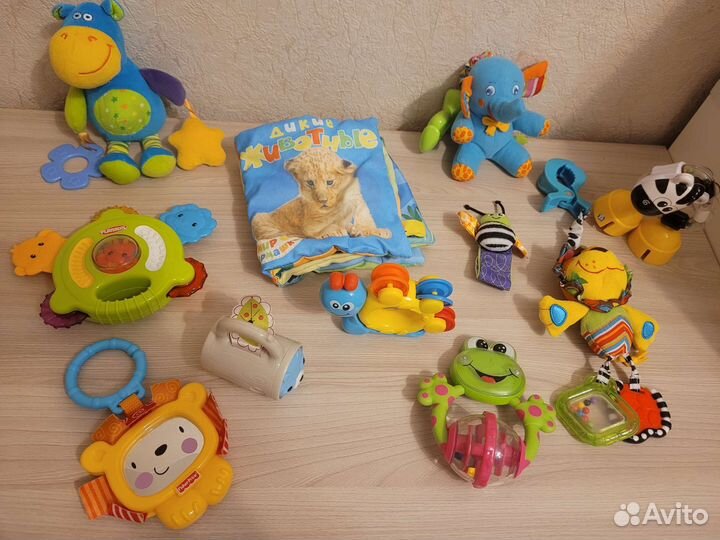 Развивающие игрушки и погремушки для малышей