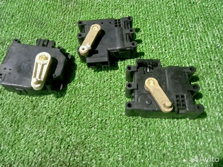 Моторчики заслонки печки Мазда 3 бк