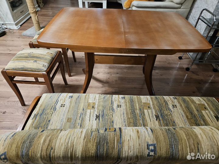 Стол со стульями