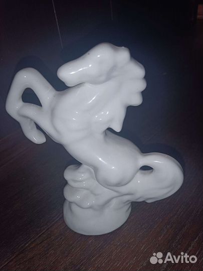 Статуэтка конь на дыбах