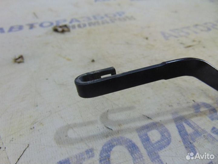 Держатель щетки стеклоочистителя передний левый