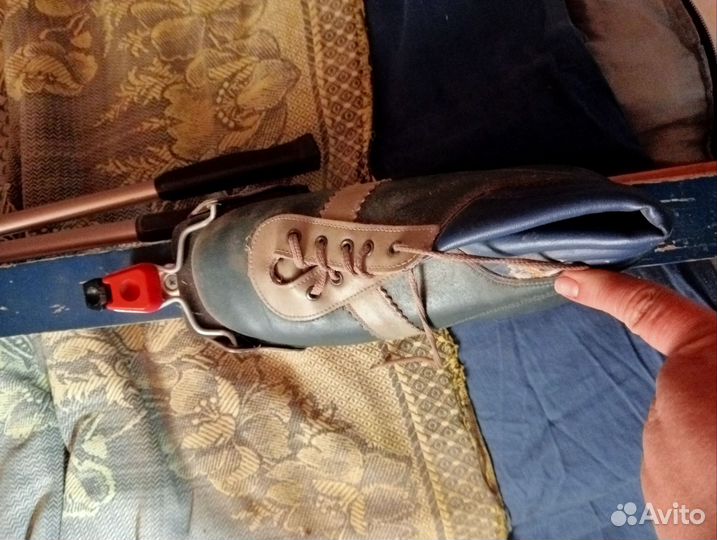 Лыжи с палками и ботинками