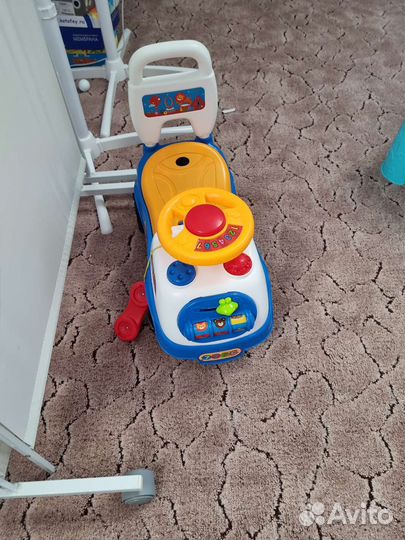 Машинка каталка с ручкой