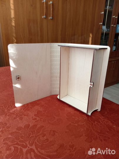 Деревянная шкатулка