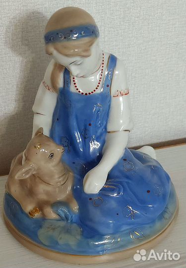 Фарфоровая статуэтка 