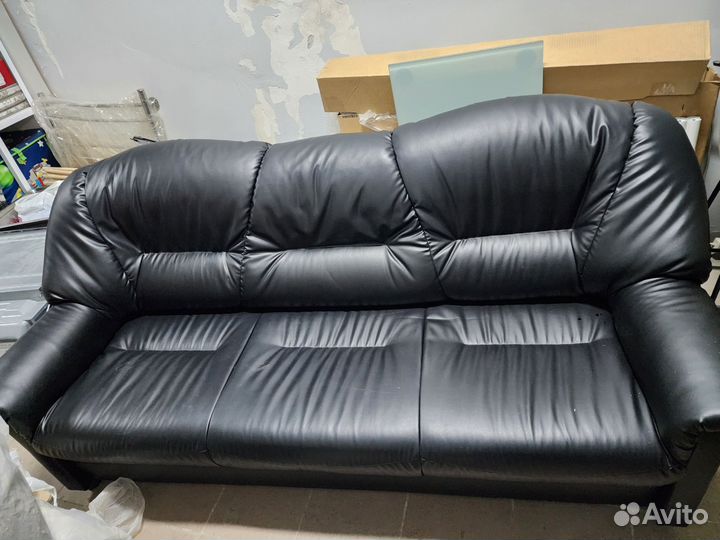 Кожаный диван