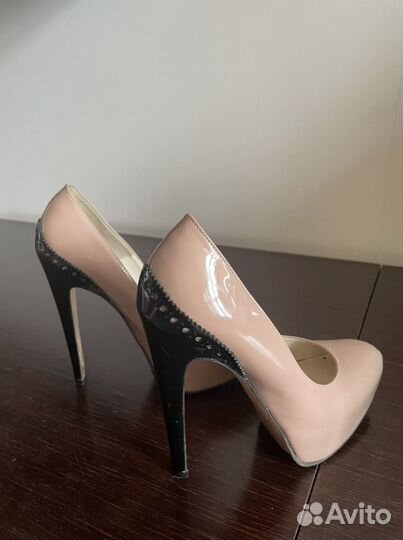 Туфли бледно-розовые brian atwood