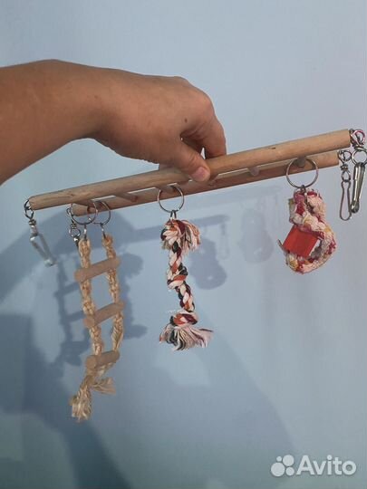 Игрушка для попугаев