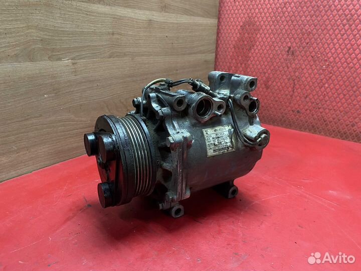 Компрессор кондиционера MN185570 Mitsubishi Lancer