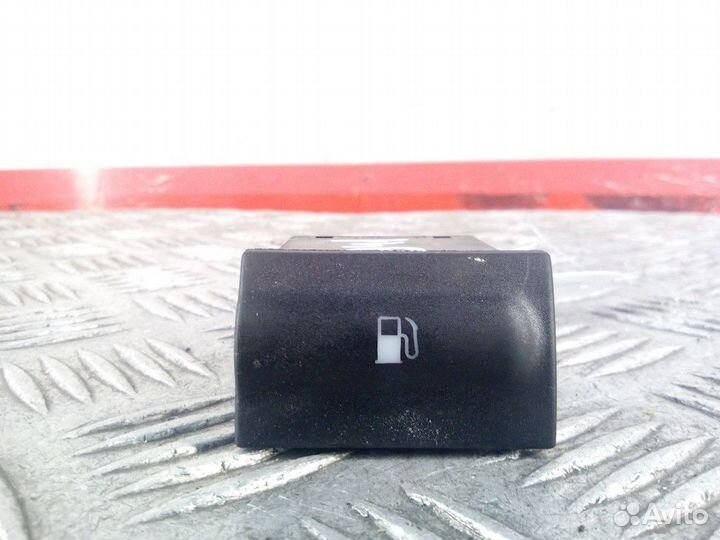 Кнопка открывания люка Skoda Octavia (A4) рест