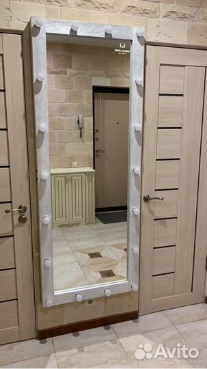 Гримерное зеркало с лампочками