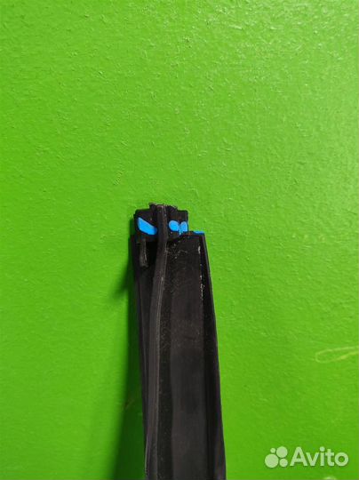 Молдинг лобового стекла левый Opel Astra J 2010