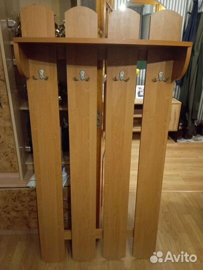 Вешалка и зеркало