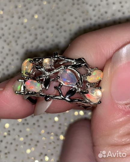Серебряное кольцо с опалами