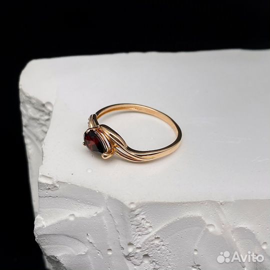 Золотое кольцо с камнями 585пр. размер: 15,9