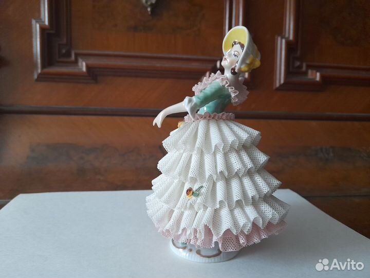 Красивейшая кружевная статуэтка
