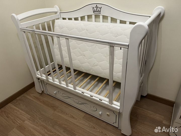 Детская кровать с маятником