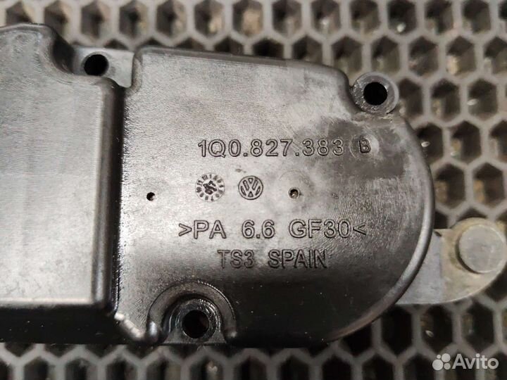 Привод механизма замка багажника