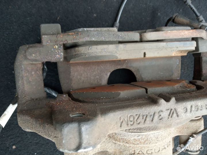 Суппорт передний левый/правый Discovery Sport L550