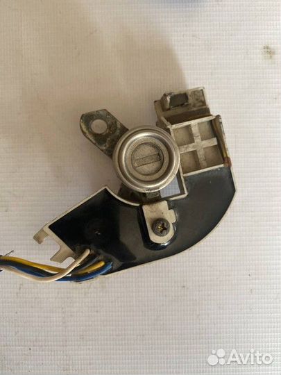 Вставка замка двери левая Nissan Maxima