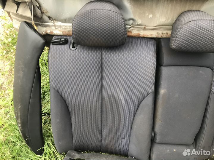 Заднее сиденье Nissan Tiida 1