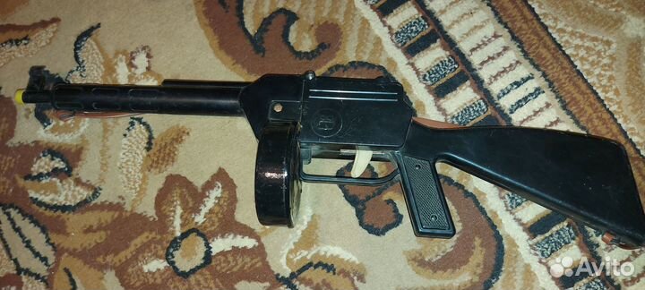 Игрушечный автомат и пистолет