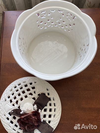 Фарфоровая корзина с крышкой