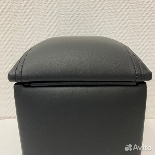 Штатный подлокотник nissan note (2005)