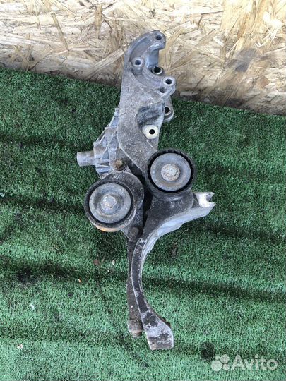 Кронштейн генератора LADA Largus k4m