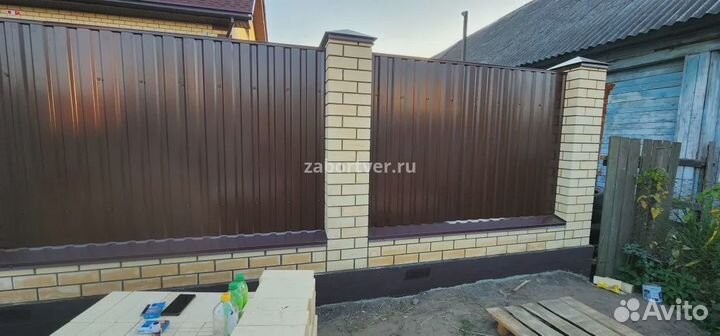 Забор с кирпичными столбами и профнастилом