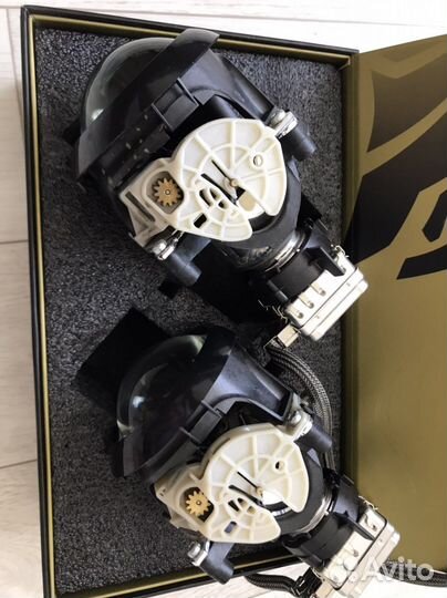 Стекло фары правое оригинал VW passat b7