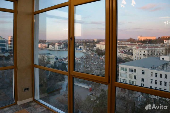 Французский балкон с отделкой, окна с откосами