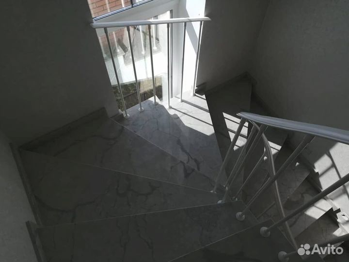 Лестница из акрилового камня