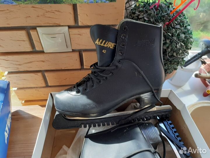 Коньки фигурные 42 размер