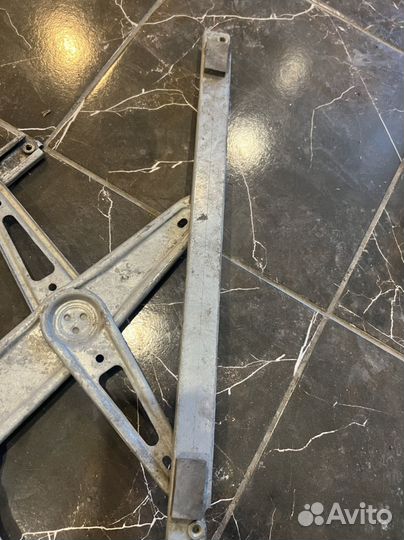 Стеклоподъемник передний R Toyota Corolla ZZE 120