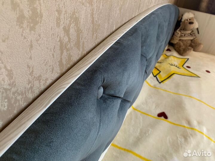 Детская кровать с мягкой спинкой