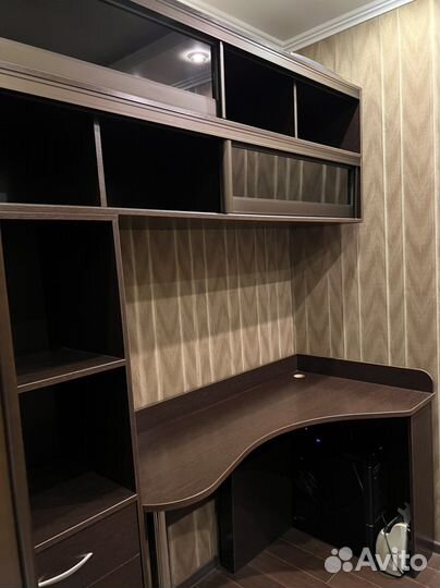 Компьютерный стол и библиотека