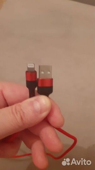 Зарядный шнур на iPhone