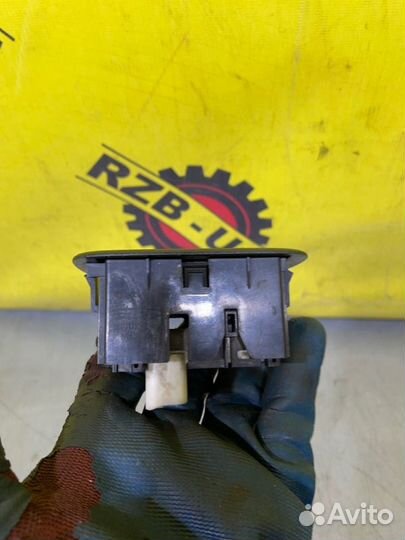 Кнопка стеклоподъемника Toyota Auris E150 1.4 2008