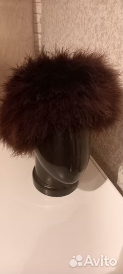 Женская шапка из перьев (боа)