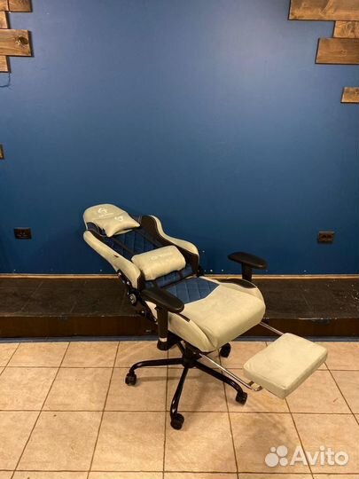 Геймерское кресло тканевое с подножкой