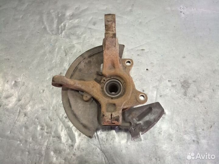 Поворотный кулак передний левый Nissan Almera G15