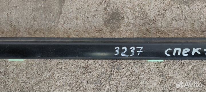 Молдинг стекла передний правый Kia Spectra